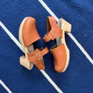 Bryr Emma Closed Toe Mid Clogs